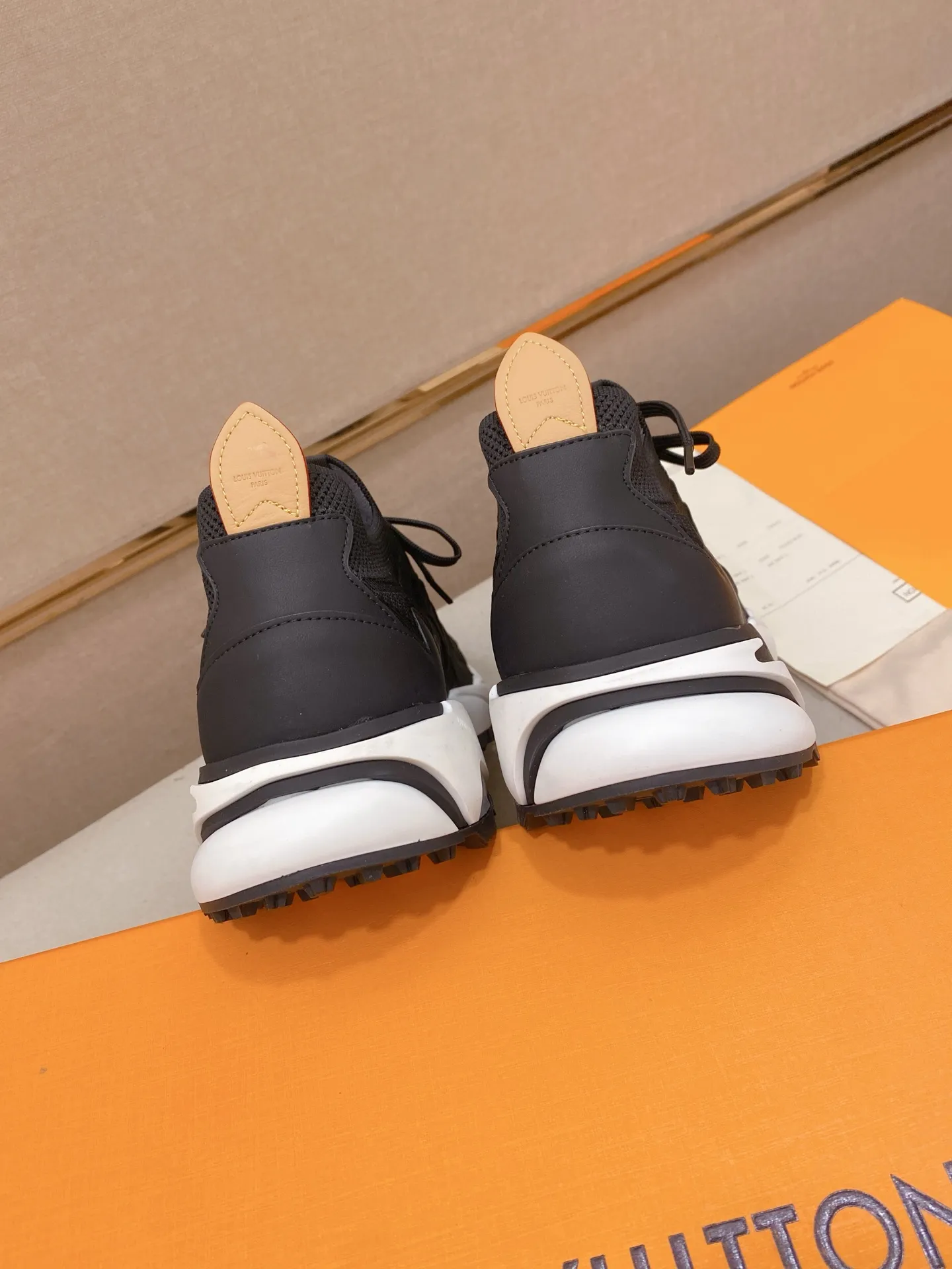 Men's Men's Shoes💰: 620💰The high version of the LV Runner Tatic sneakers are made of a whole piece of technical knitting to create an easy-to-take-on design, and are trimmed with cow leather to outline the upper. The LV logo on the side creates a dynamic feel among the textures, and the leather back strap is shaped like the handle fasteners in the Louis Vuitton leather goods collection. Mixed materials Laces Louis Vuitton accents Rubber outsole with Vuitton logo Size 39-44 Customizable 38.45.46